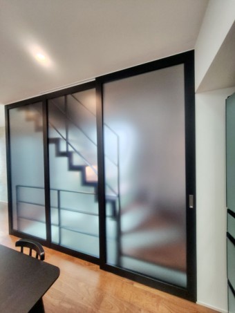 おしゃれな階段間仕切りで夏も冬も快適！目隠し効果でプライバシーと開放感を両立　目黒区W様邸